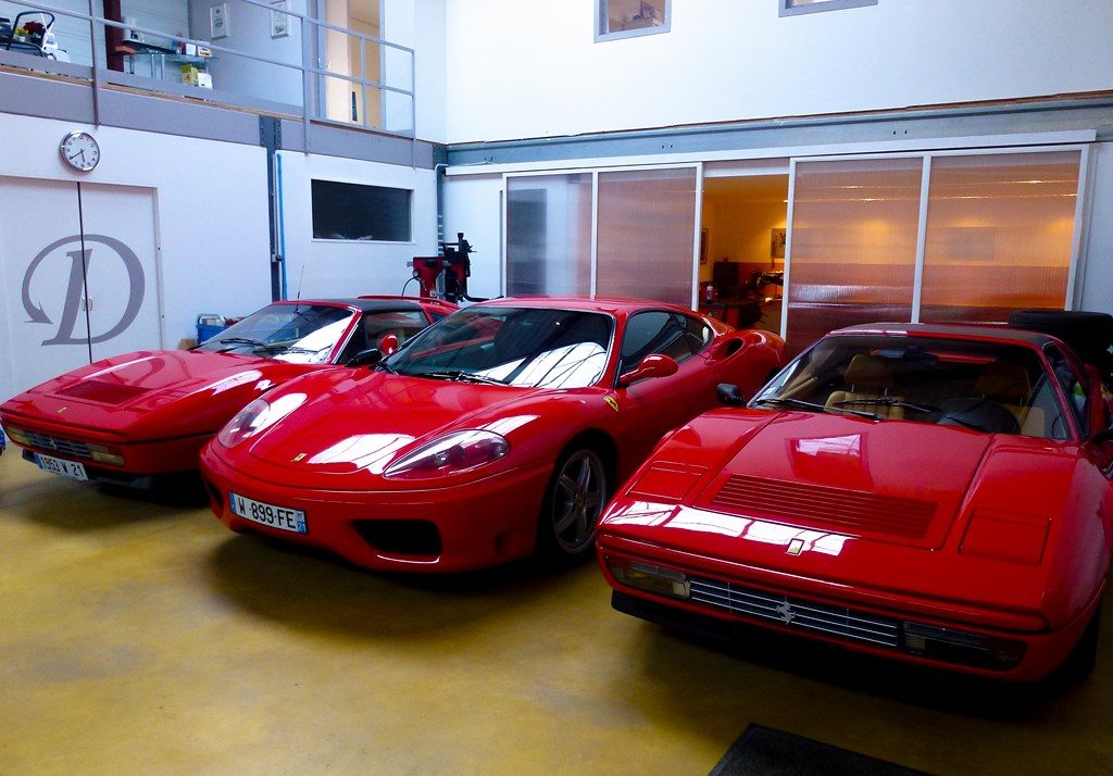 Trois Ferrari dans l'atelier DMotorSport à Darois