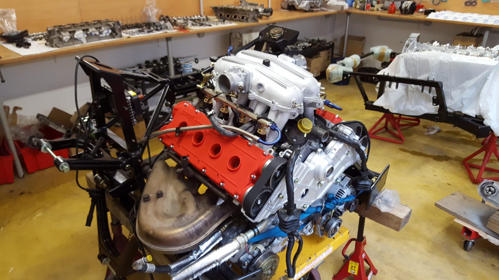 Moteur V8 Ferrari en cours de restauration