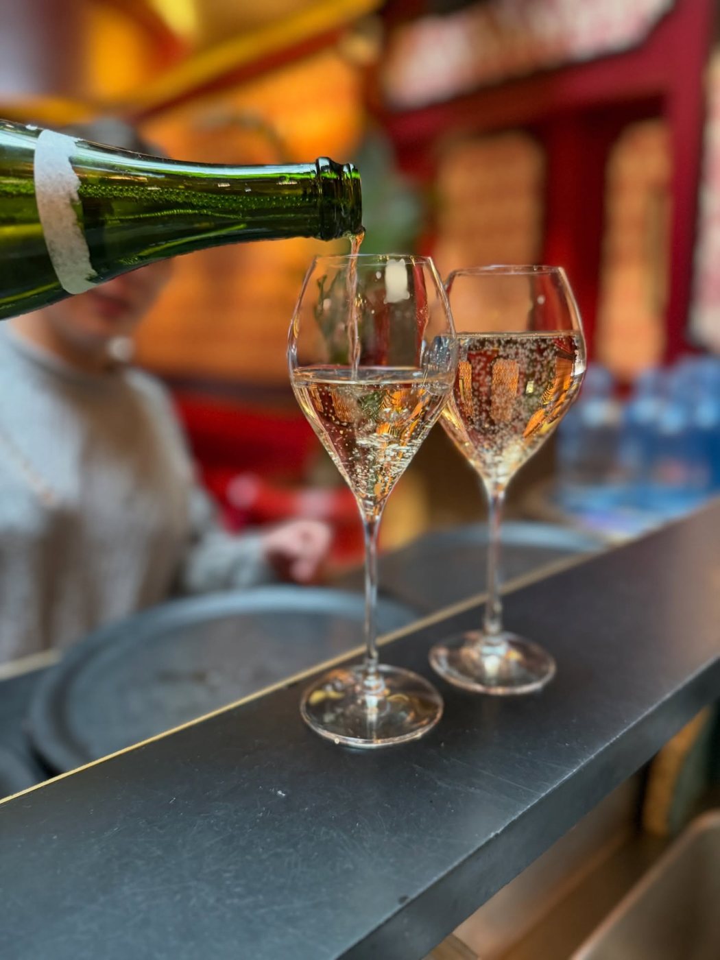 Service de champagne au Speakeasy