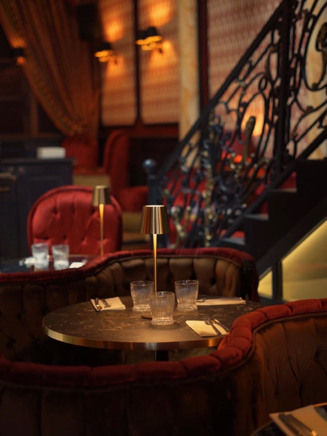 Salle du Speakeasy à Dijon, banquettes rouges et ambiance feutrée